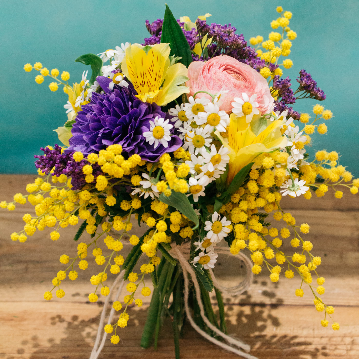 Bouquet con mimose e fiori di inizio primavera