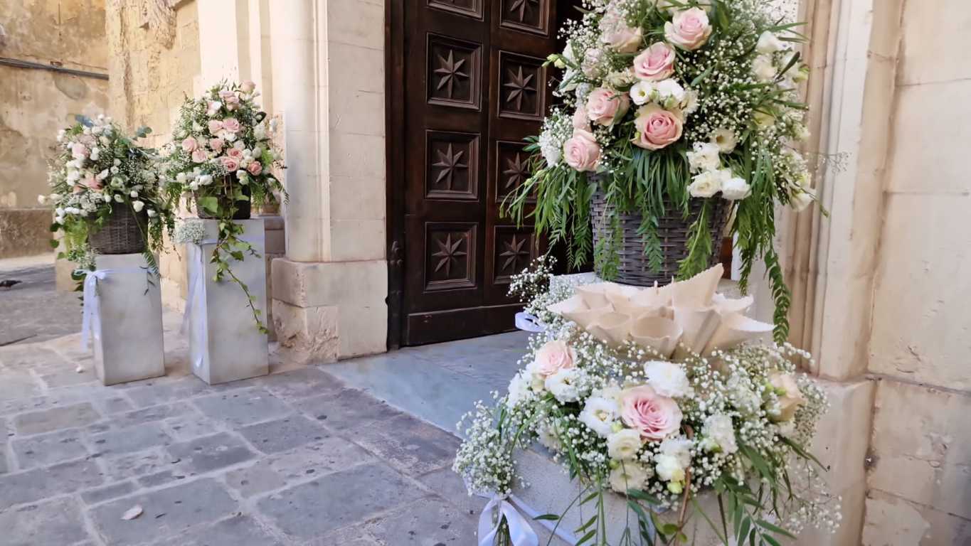 matrimonio esterno chiesa con rose e nebbiolina