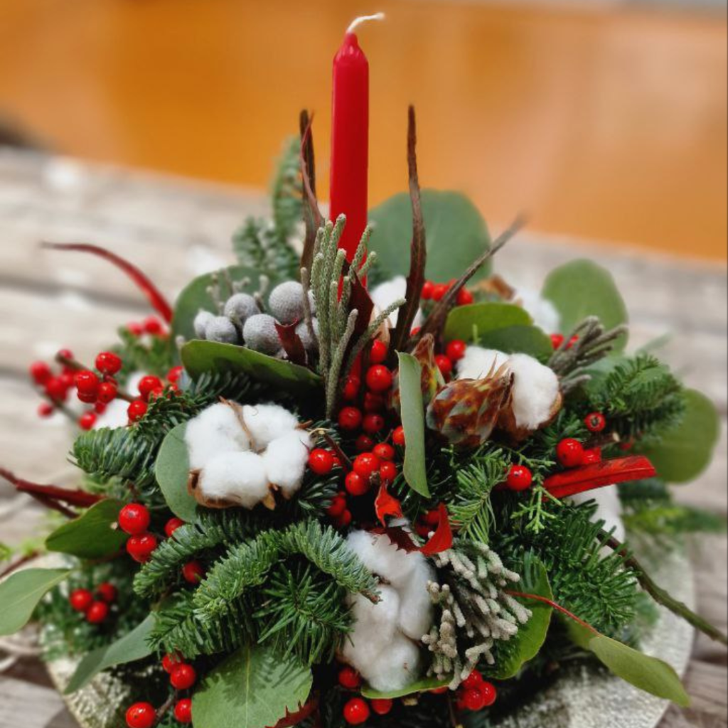 Centrotavola natalizio con fiori di cotone e bacche